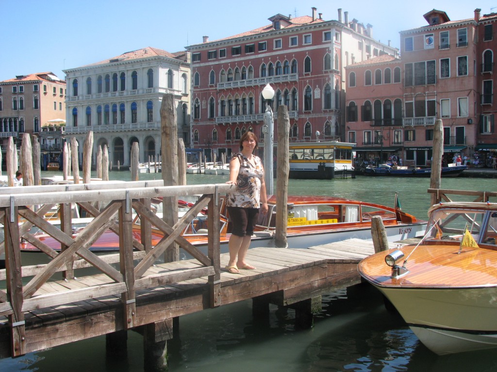 Wenecja, w tle Palazzo Dolfin Manin i Palazzo Bembo (czerwony)