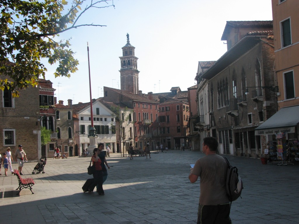 Wenecja, Campo Santa Margharita, w tle wieża kościoła Chiesa di Santa Maria dei Carmini