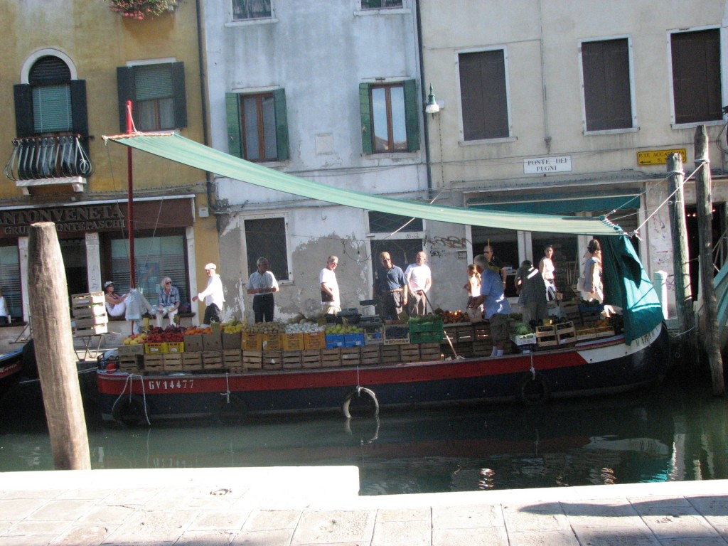 Wenecja, Campo San Barnaba, sklep z owocami na barce