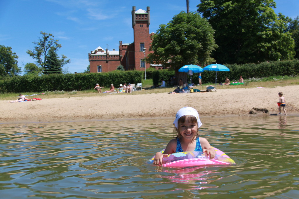 Pałac w Karnitach, plaża obok pałacu