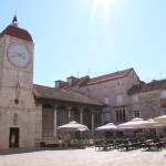 Trogir, plac Jana Pawła II, miejska loggia i wieża zegarowa