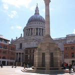 Kolumna na Paternoster Square, w tle katedra św.Pawła