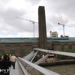 Tate Modern widziane z Millennium Bridge