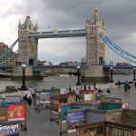 Tower Bridge widziany z placu The Scoop obok ratusza miejskiego
