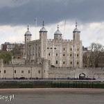 Tower of London (oraz zaznaczona napisem "brama zdrajców"), widziana z przeciwległego brzegu Tamizy
