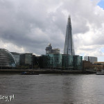 Ratusz miejski (po lewej) i najwyższy budynek Londynu (The Shard Tower, po prawej), widziane z mostu Tower Bridge
