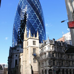 Reprezentacyjny biurowiec 30 St.Mary Axe (znany jako Swiss Re lub "Gherkin" (korniszon)) na tle kościoła St.Andrew Undershaft