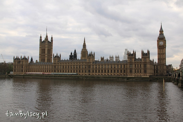 Pałac Westminsterski i Big Ben, widziane z przeciwległego brzegu Tamizy