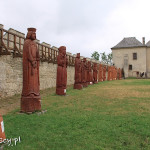 Szydłów, zamek, figury władców Polski, w tle budynek mieszkalny, dziś muzeum