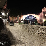 Zabytkowy Mostar nocą