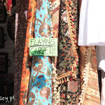 Mostar, latające dywany do kupienia na dziedzińcu meczetu Koski Mehmed Pasha