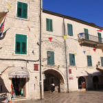 Kotor, głowny plac starówki: Trg od Oruzja, Brama Morska