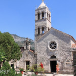 Monaster Rezevici, cerkiew Zaśnięcia Matki Bożej (z lewej) i cerkiew św.Trójcy (z prawej, wraz z dzwonnicą)