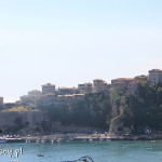 Ulcinj, stare miasto widziane z poziomu plaży miejskiej