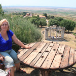 Apollonia, widok na Bouleuterion ze wzgórza (Quote 104), stoliki restauracji