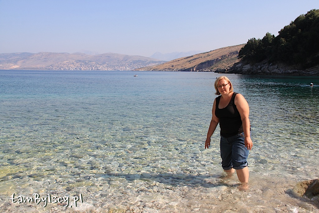 Monastery Beach, w tle widok na Sarandę