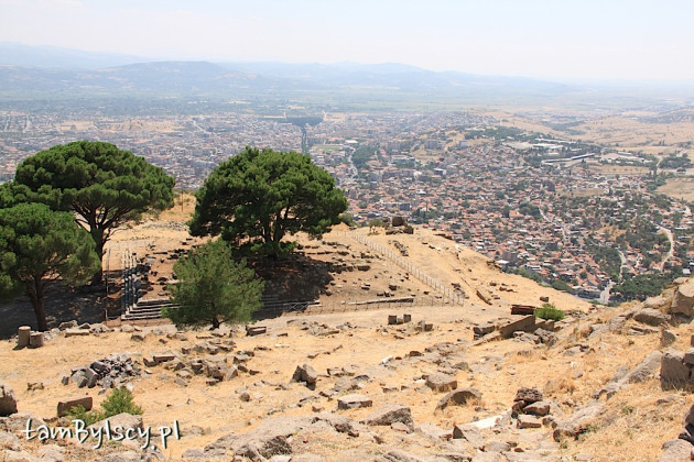 Bergama, starożytny Akropol, ruiny wielkiego ołtarza, w tle panorama Bergamy