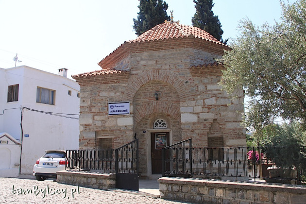 Selçuk, malutki XIV-wieczny meczet Alparslan Camii naprzeciw wejścia do bazyliki św.Jana