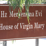 Meryemana, tablica przy wjeździe