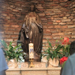 Meryemana, domniemany dom Maryi, ołtarz z figurą Matki Bożej