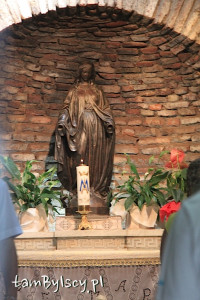 Meryemana, domniemany dom Maryi, ołtarz z figurą Matki Bożej