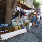 Behram, stragany przed wejściem do ruin Assos