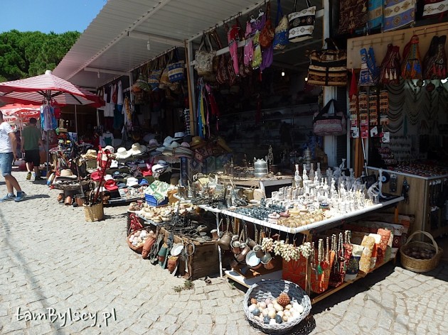 Bergama, starożytny Akropol, stragany przed wejściem