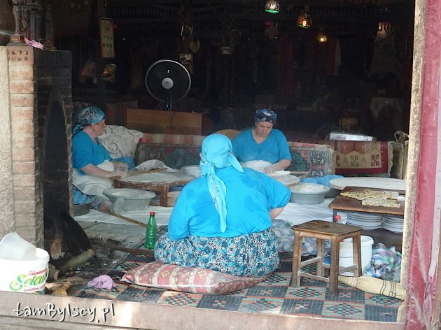 Selçuk, jaskinie Siedmiu Śpiących, przed jaskinią restauracja z widokiem na przygotowywane jedzenie