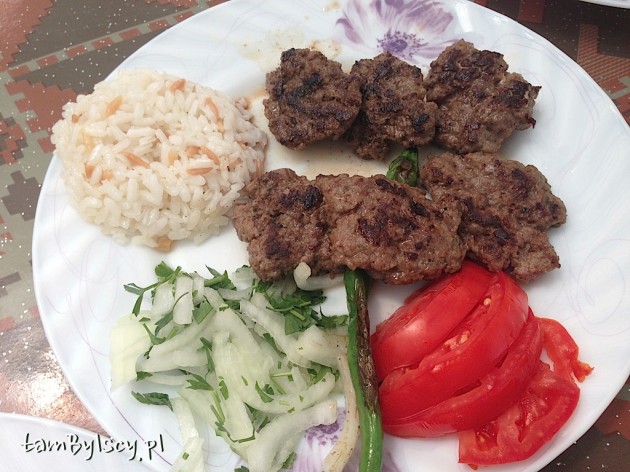 Milet, adana kebap w restauracji