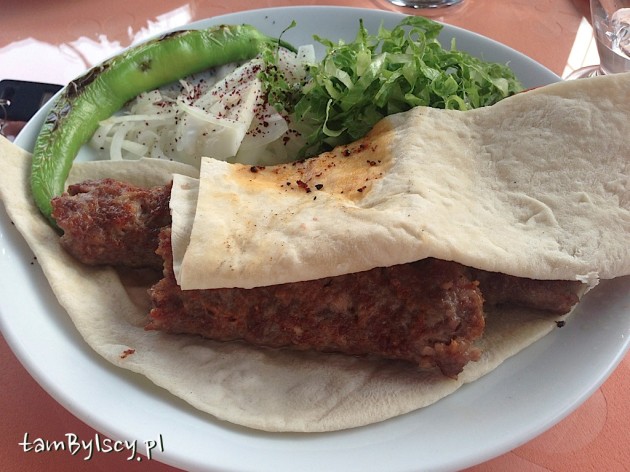 Posiłek w "Doğa" - adana kebap