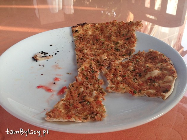 Posiłek w "Doğa" - lahmacun (turecka pizza)