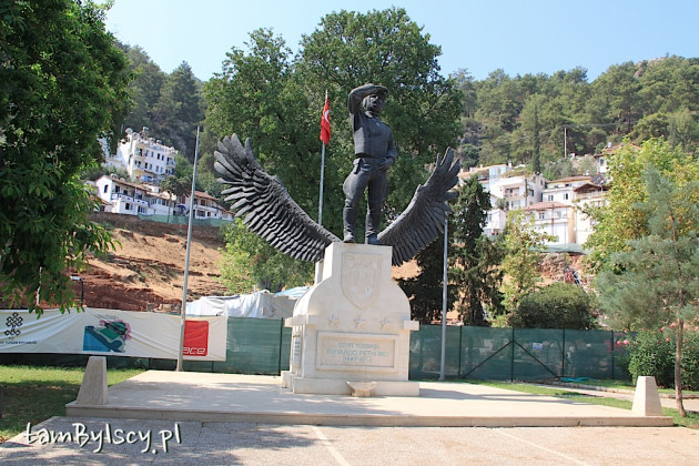 Fethiye, pomni pilota Fethi Bey, od którego pochodzi nazwa miasta