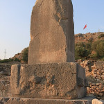 Ksantos, trójjęzyczny obelisk