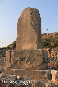 Ksantos, trójjęzyczny obelisk