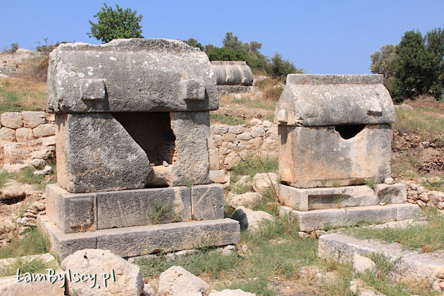 Ruiny Patary, sarkofagi w nekropolis