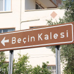 Kierunkowskaz na wzgórze z twierdzą w Beçin