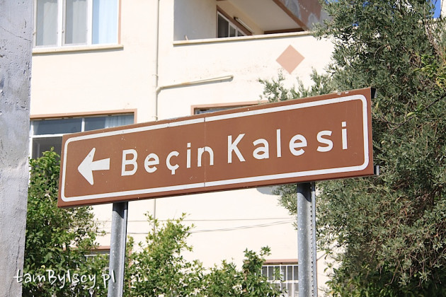 Kierunkowskaz na wzgórze z twierdzą w Beçin