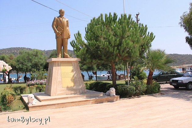 Boğaziçi, pomnik Ataturka w centrum