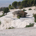 Pamukkale, starożytne grobowce "zatopione" w wapiennym osadzie