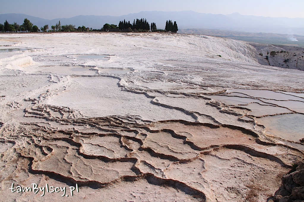 Pamukkale, wyschnięte tarasy na szczycie wzgórza