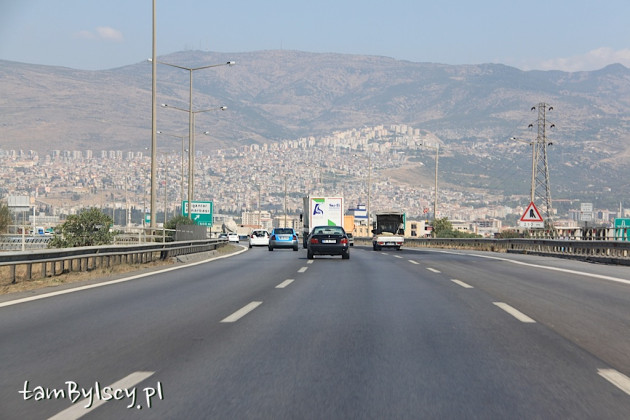 Manisa, miasto położone na zboczu góry