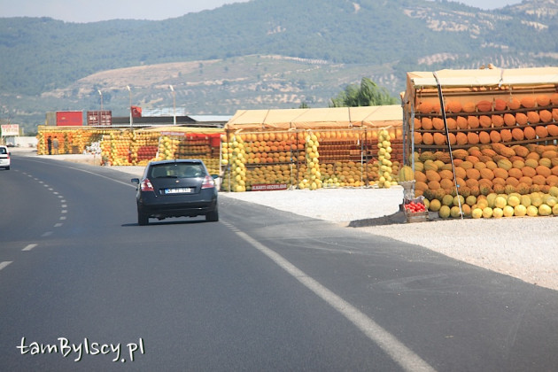Stragany z melonami i arbuzami przy drodze
