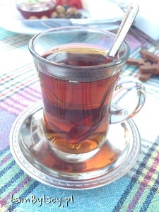 Szklaneczka tureckiej herbaty (hotel w Ayvalik)