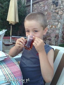Szklaneczka tureckiej herbaty (hotel w Ayvalik)