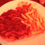 Kladovo, pljeskavica w restauracji (zdjęcie robione pod czerwonym parasolem)
