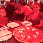 Kladovo, pizza-gigant w restauracji (zdjęcie robione pod czerwonym parasolem)