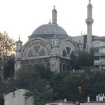 Stambuł, meczet Cihangir Camii po europejskiej części Bosforu