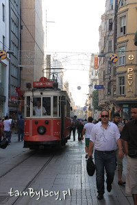 Stambuł, zabytkowy tramwaj na ulicy İstiklâl Caddesi