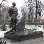 Kijów, pomniki zasłużonych przy pomniku wiecznej chwały na Grobie Nieznanego Żołnierza