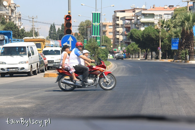 Motocykle i skutery są w Turcji co najmniej trzyosobowe :)
